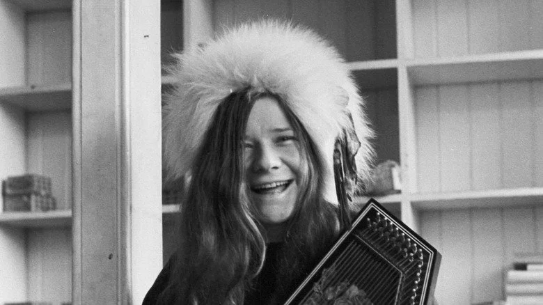 Janis Joplin portant un chapeau en fourrure