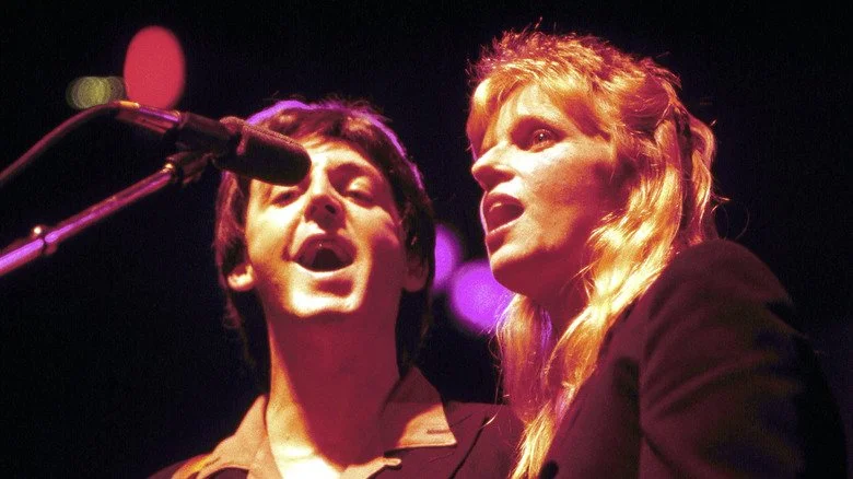 Paul et Linda McCartney chantant dans le même microphone