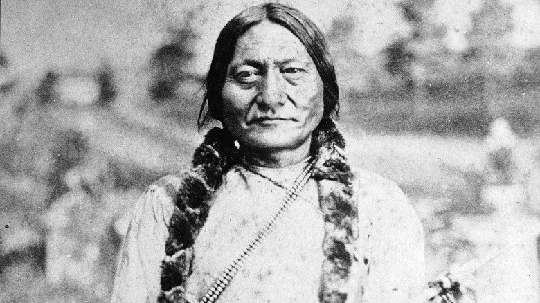 Sitting Bull sourit