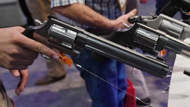 Main tenant un Smith & Wesson .500