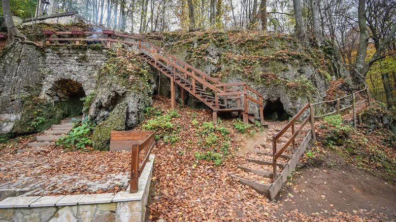 Cellules d'ermites dans un monastère serbe
