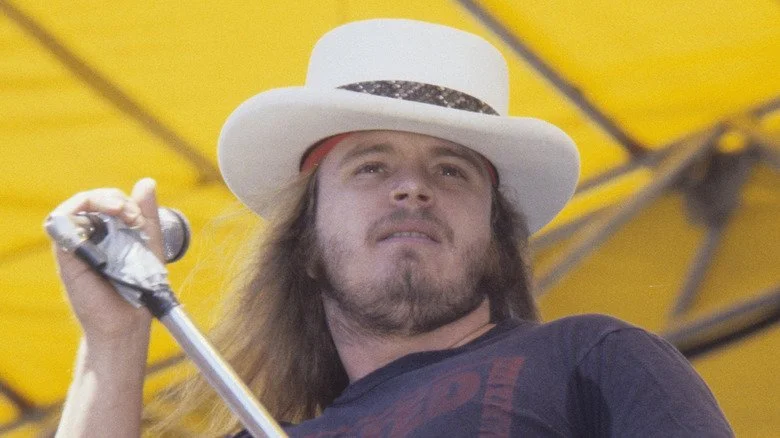 Ronnie Van Zant jouant en direct avec Lynyrd Skynyrd en plein air dans les années 70