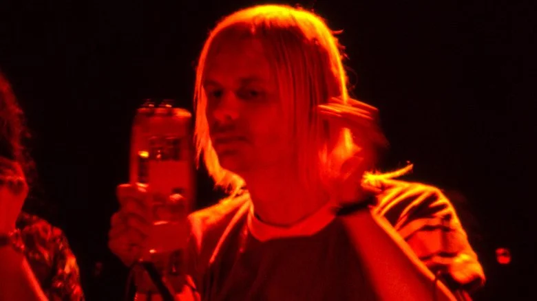 Ted Templeman jouant du tambourin dans un club en 1979