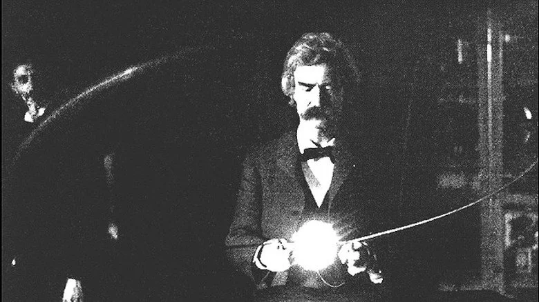 Mark Twain dans le laboratoire de Tesla avec une ampoule à bobine, 1894