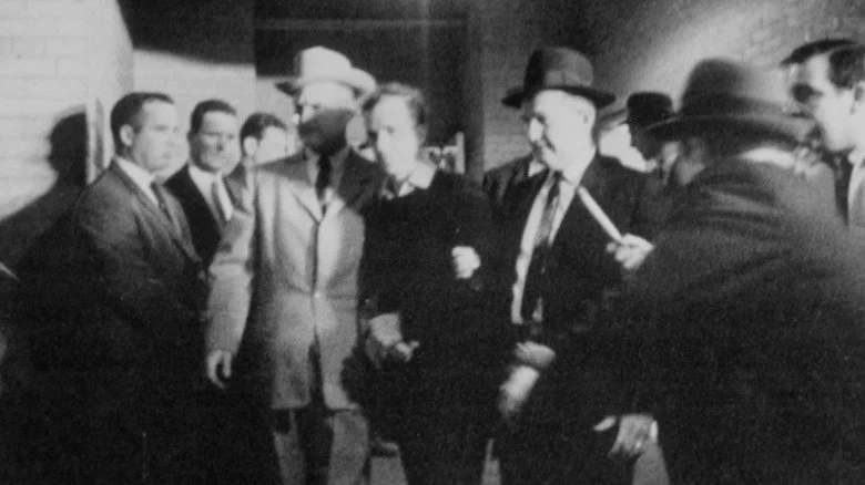 Lee Harvey Oswald sur le point d'être abattu par Jack Ruby