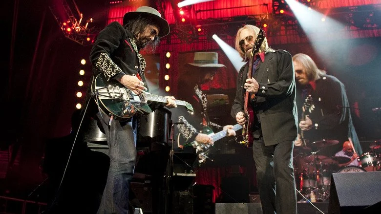 Mike Campbell et Tom Petty des Heartbreakers en performance sur scène.