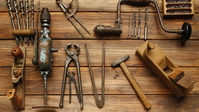 Outils de menuiserie vintage sur fond de bois, vue de dessus.