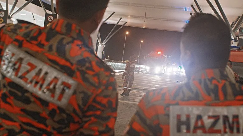 Officials en tenue hazmat à Kuala Lumpur