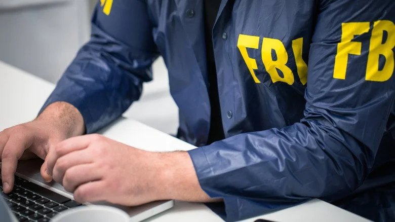 Agent du FBI avec un ordinateur portable
