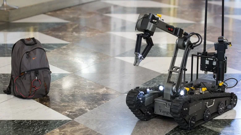 robot avec un sac à dos suspect lors d'un exercice sur le sarin