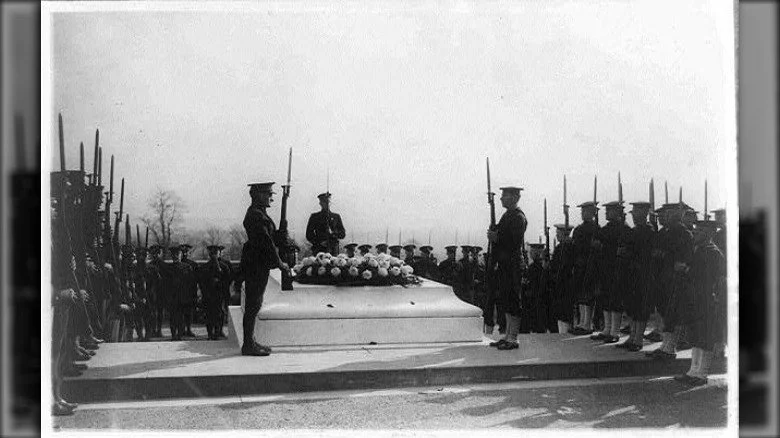 Funérailles militaires au cimetière national d'Arlington - garde d'honneur au Tombeau du Soldat Inconnu, entre 1921 et 1932