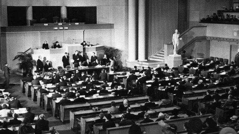 Diplomates se rencontrant pour rédiger la Convention de Genève