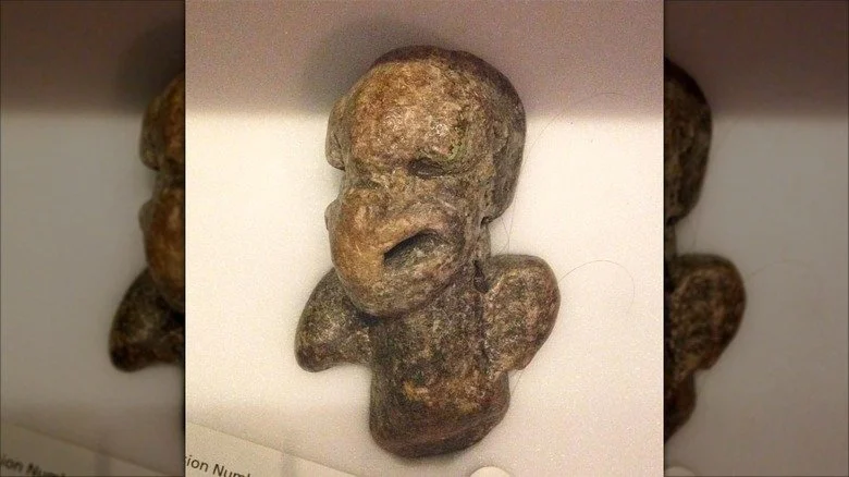 Détail de la figure nomoli couramment connue sous le nom de Petit Mannie au Musée de Manchester.