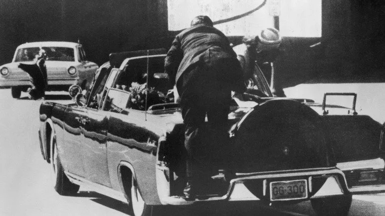 Clint Hill monte sur la limousine présidentielle pendant l'assassinat de JFK