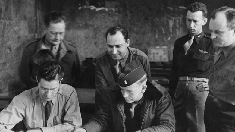 Des officiers de renseignement penchés sur leur travail