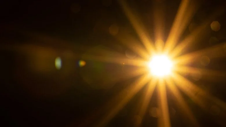 Lueur solaire sur fond noir