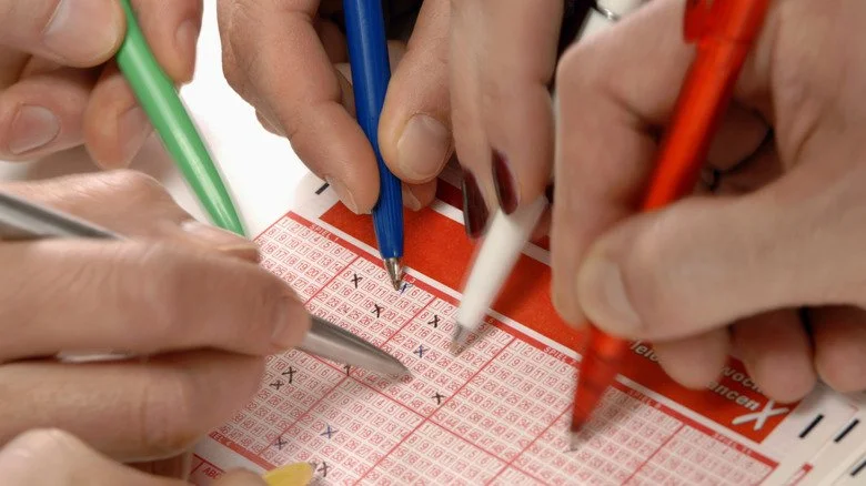 Personnes choisissant des numéros de loterie
