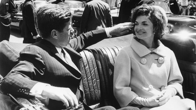 John F. Kennedy se déplaçant pour faire face à Jacqueline Kennedy lors de son voyage à Dallas