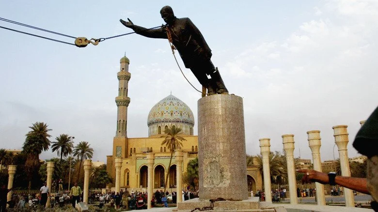 Statue de Saddam Hussein en train d'être détruite