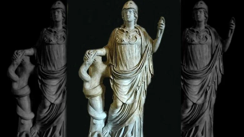 Statue d'Athena avec un serpent