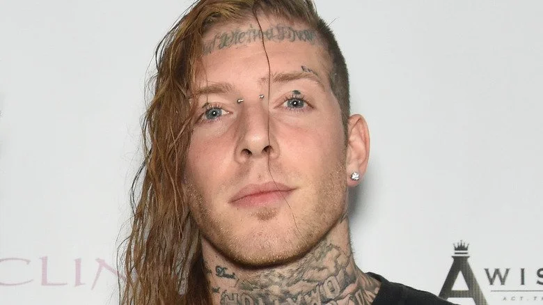 Tom MacDonald posant pour la photo