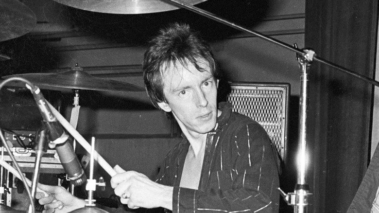 Topper Headon jouant de la batterie lors d'un concert du Clash dans les années 80