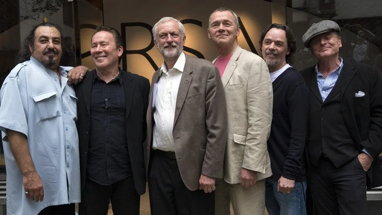 Membres actuels de UB40 avec le politicien britannique Jeremy Corbyn