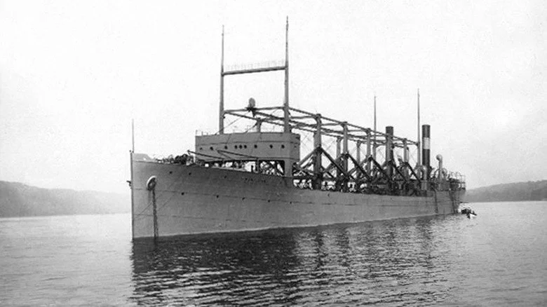 uss cyclops sur l'eau