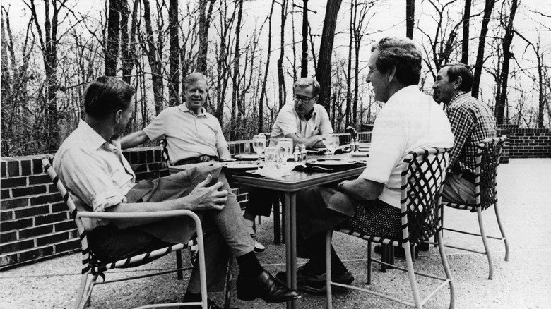 Jimmy Carter avec Zbigniew Brzezinski à une table