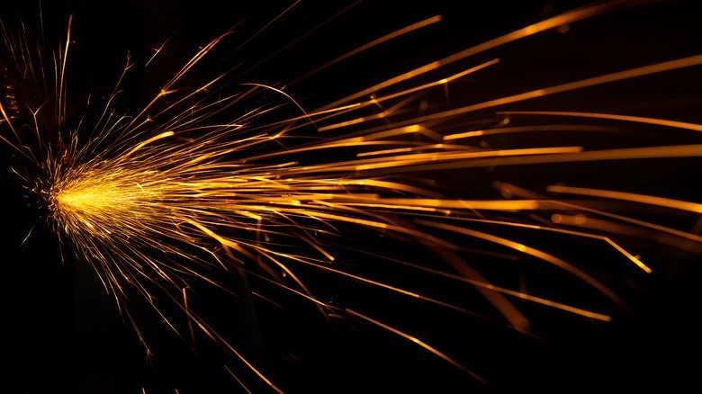 Étincelles jetées dans l'obscurité