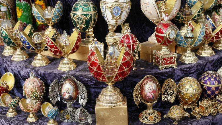 Oeufs de Fabergé alignés