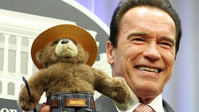 Arnold Schwarzenegger avec Smokey Bear