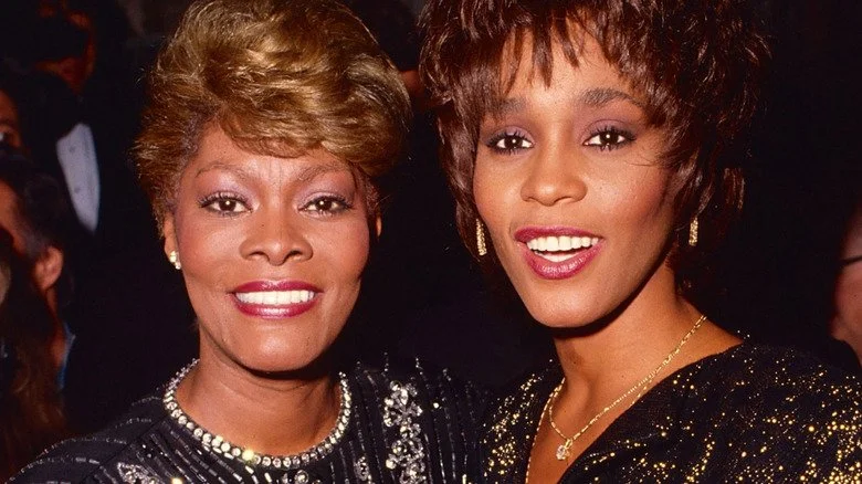 Whitney Houston et Dionne Warwick souriant à la caméra