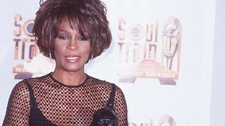 Whitney Houston froncant des sourcils aux Soul Train Awards