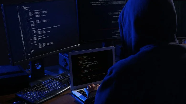 Hacker à l'ordinateur avec du code