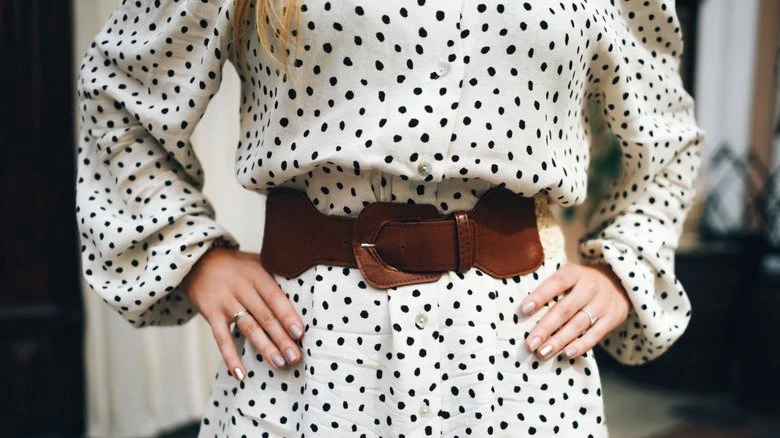 Image d'une femme en robe à pois