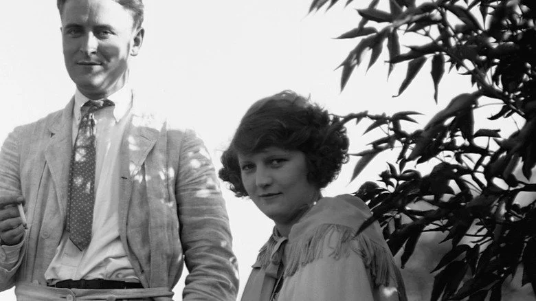 Zelda Fitzgerald assise dehors près de son mari