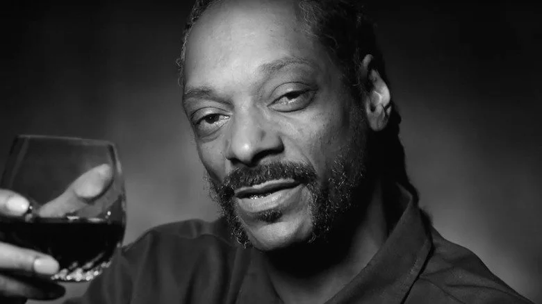 Snoop Dogg tenant un verre de vin