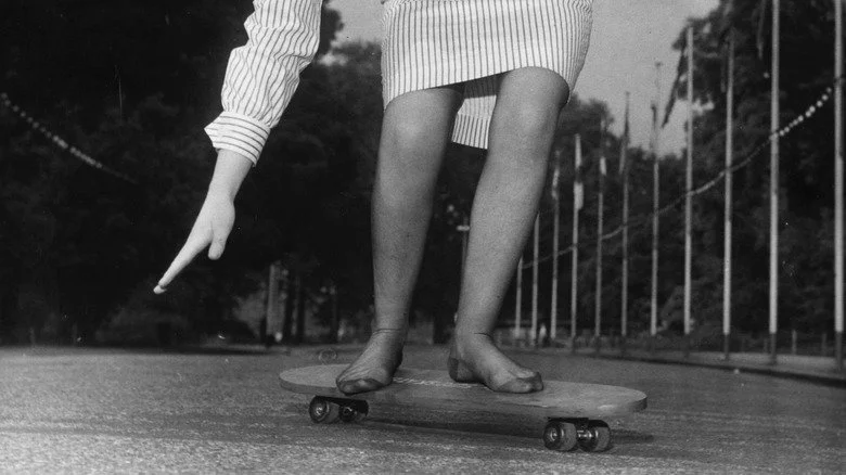 Actrice sur un skateboard en 1965