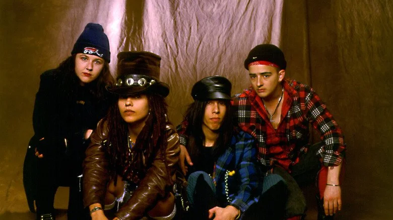 Les 4 Non Blondes posent devant un rideau dans une séance photo promotionnelle des années 1990