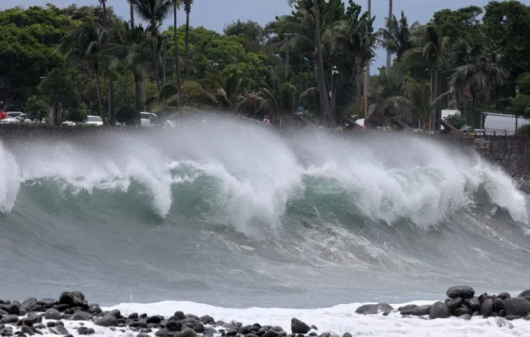 Cyclone Garance : La Réunion en alerte rouge et confinée