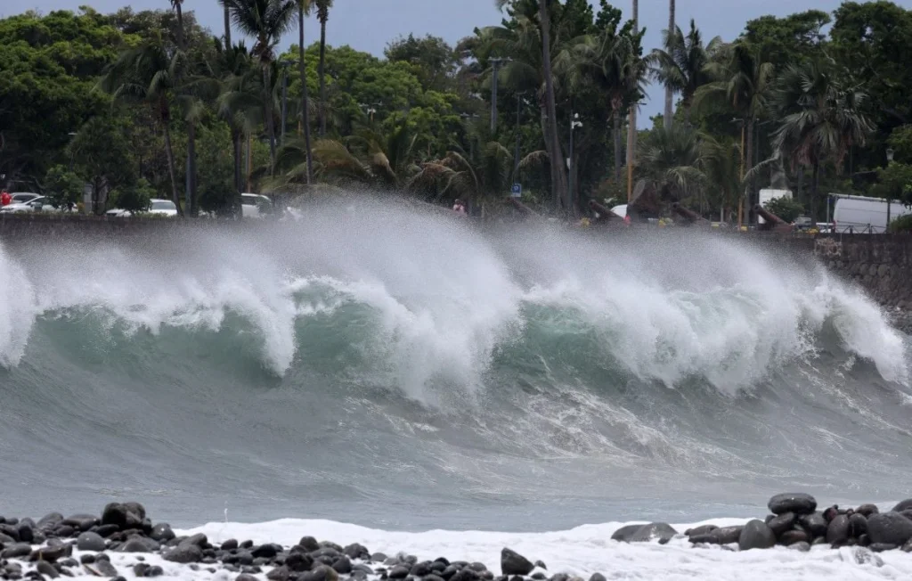 Cyclone Garance : La Réunion en alerte rouge et confinée