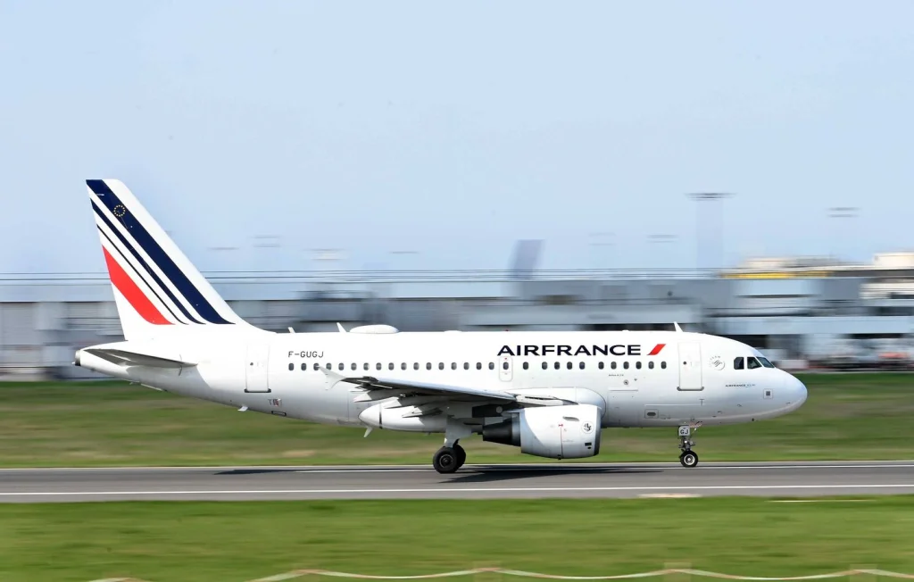 Demi-tour d'Air France : un avion retourne à Orly pour un portable