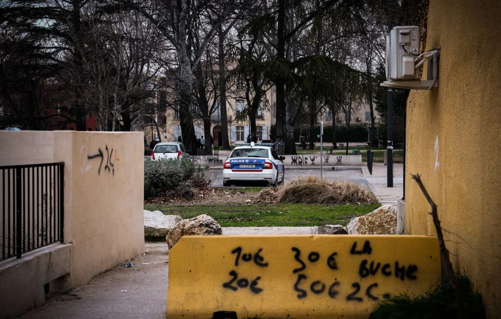 Distribution de prospectus pour drogues à Grenoble : une surprise choquante