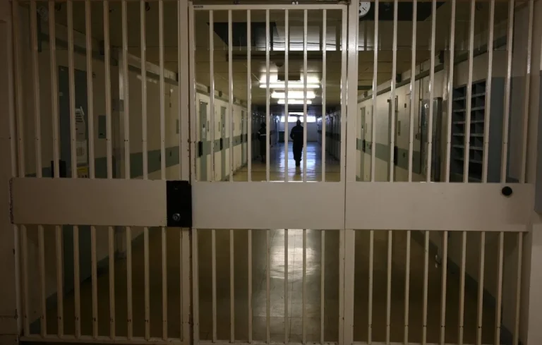Féminicide à La Réunion : Un homme écroué pour meurtre