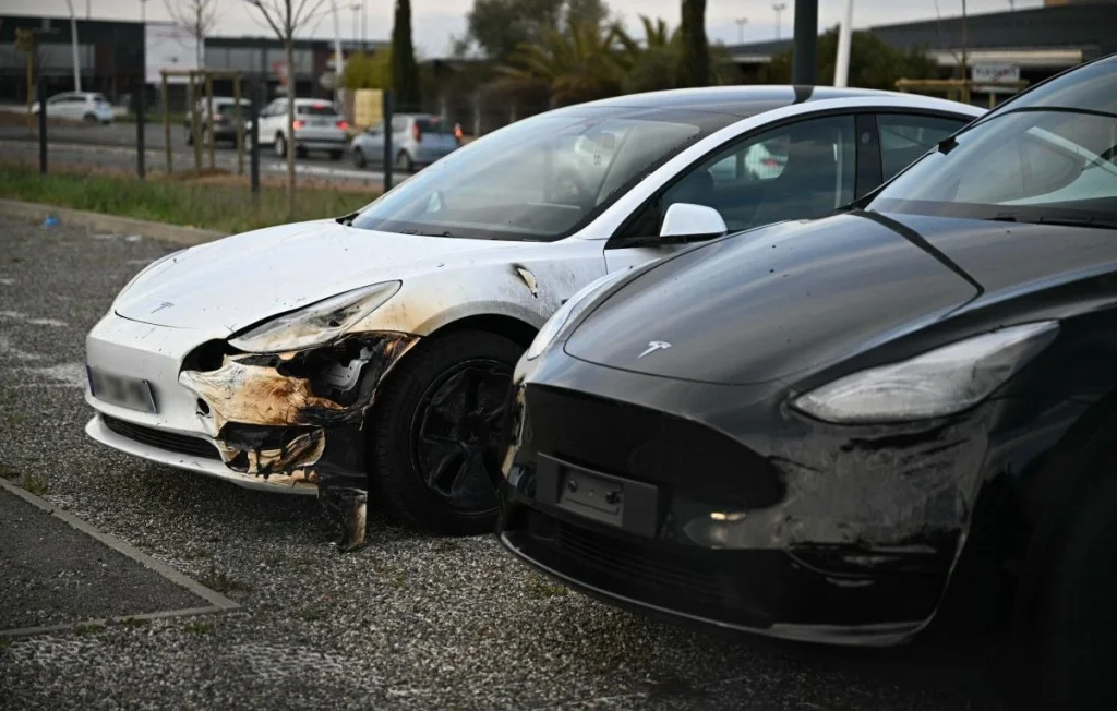 Incendie criminel : douze Tesla réduites en cendres près de Toulouse