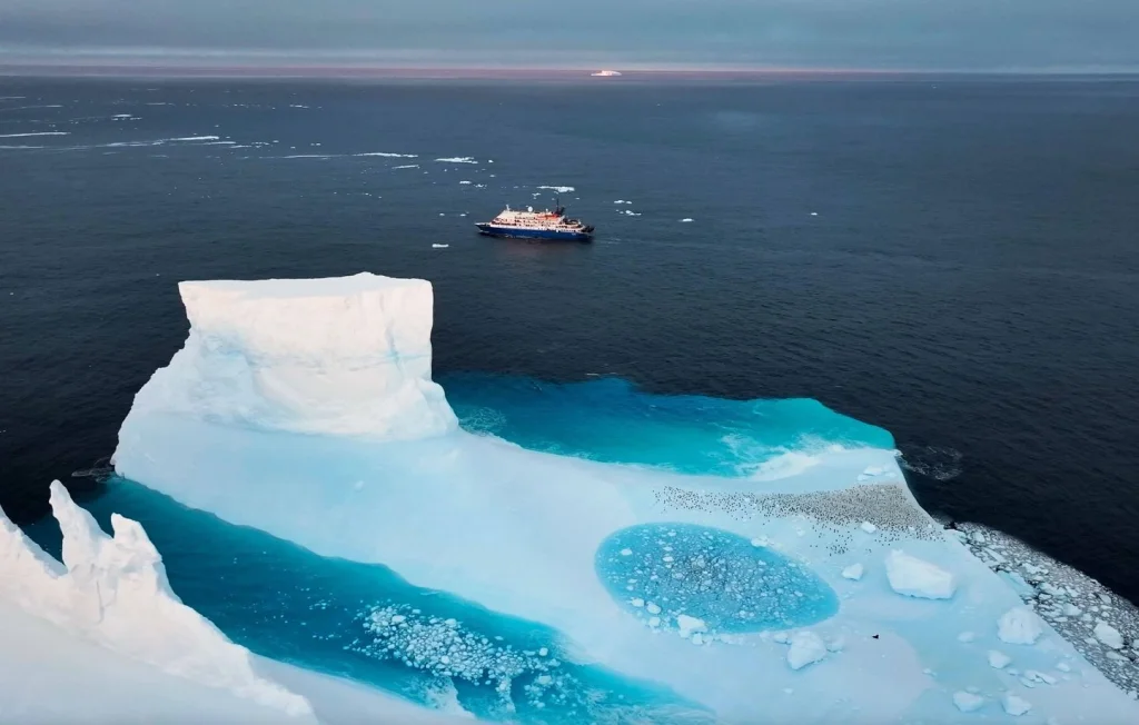L'iceberg A23a stoppé près de l'Antarctique évite une collision