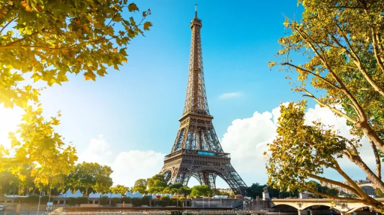 La construction rapide de la Tour Eiffel : un exploit incroyable