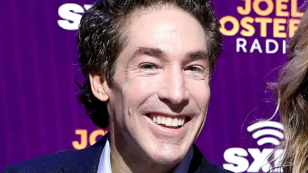Les enseignements de Joel Osteen comparés à l'athéisme