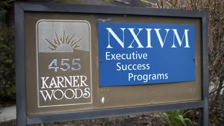 NXIVM : le culte qui manipulait ses membres en toute discrétion
